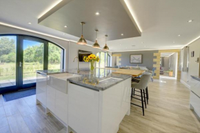 Kist Accommodates - The Gatehouse, a luxury rural barn with hot tub